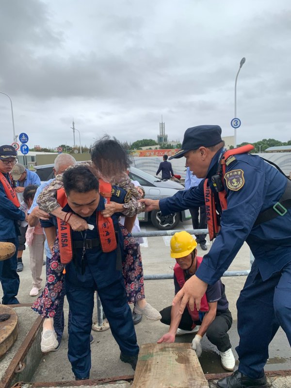 华夏理财 狂风阻渡，崇明海事局联合船员党员志愿服务队紧急转运两名危重伤病员